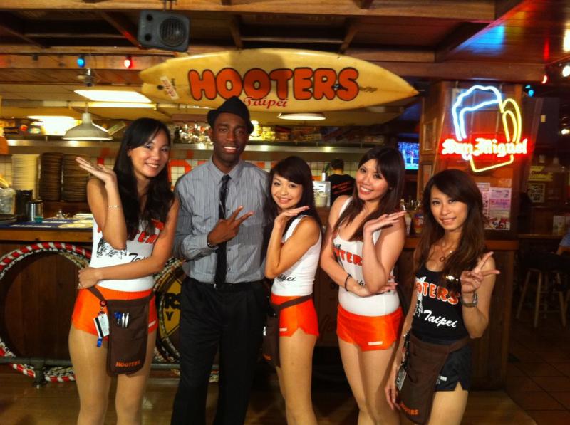 hooters girls